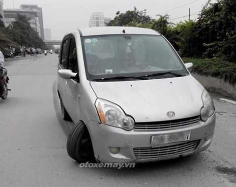 Xe hơi Trung Quốc rụng bánh trên đường