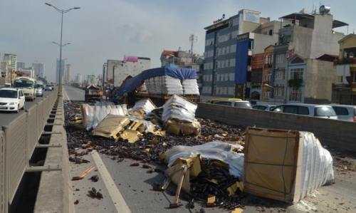 Hà Nội: Container 'làm xiếc' ở đường trên cao, ùn tắc gần 5km