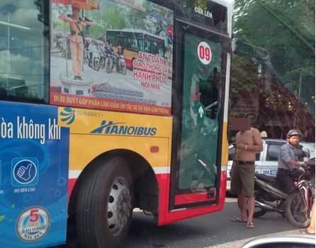 Va chạm giao thông, chủ xe SH đập vỡ cửa kính xe buýt