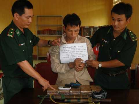 Mang 10 bánh ma túy, dùng dao tấn công bộ đội biên phòng