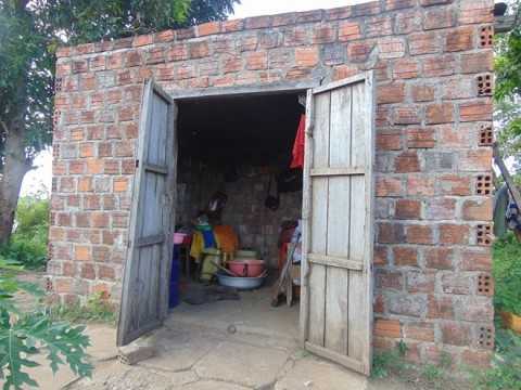 Uất nghẹn nhìn vợ bị 5 tên cướp làm nhục