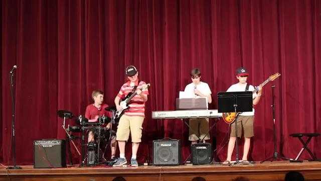 Sự cố bất ngờ khiến ban nhạc 'chết đứng'