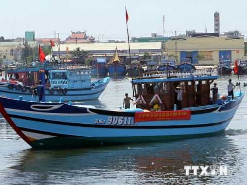 Tàu cá VN cứu thủy thủ Malaysia bị bỏ rơi trên biển