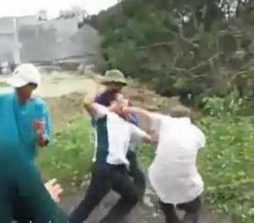 Nghi vợ bị tán tỉnh, dùng dao xỉa mặt tình địch