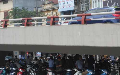 Cầu Chương Dương tạm dùng làm nơi giữ xe cho tuyến phố đi bộ