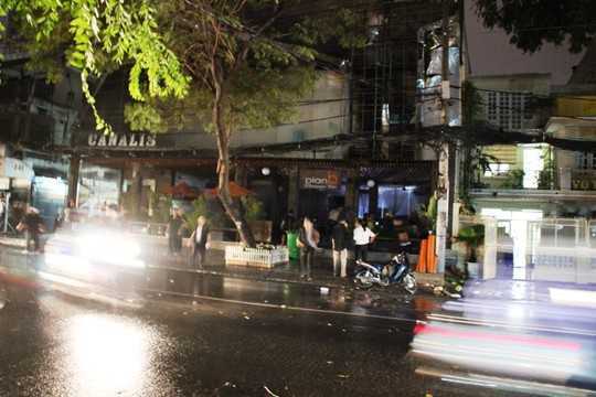Quán bar cháy trong mưa, khách chạy tán loạn