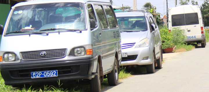 Dân tố cán bộ đi xe công vào đường cấm, về nhà ăn nhậu