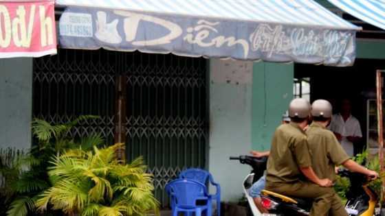 Phá cửa cứu người đàn ông trên vũng máu