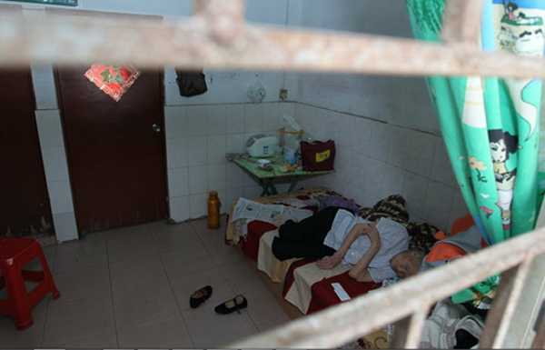 Con trai ngày ngày tra tấn mẹ già: Chính quyền 'truy' thủ phạm