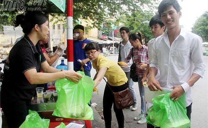 Hà Nội: Phát 2.000 suất cơm miễn phí cho sĩ tử