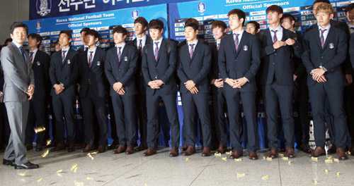 Thất bại trở về, tuyển Hàn Quốc 'ăn mưa kẹo'