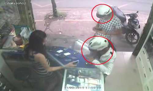 Đôi tình nhân 'song kiếm hợp bích' cướp điện thoại bị camera ghi lại