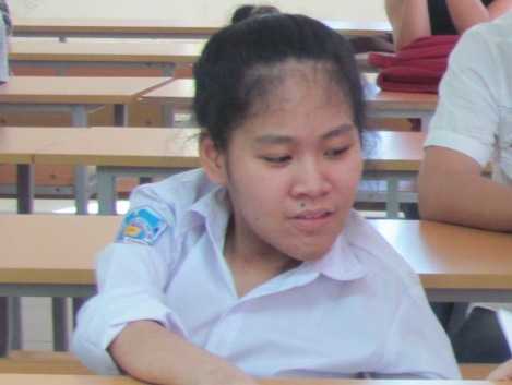 Cô gái khuyết tật khéo tay dự thi đại học