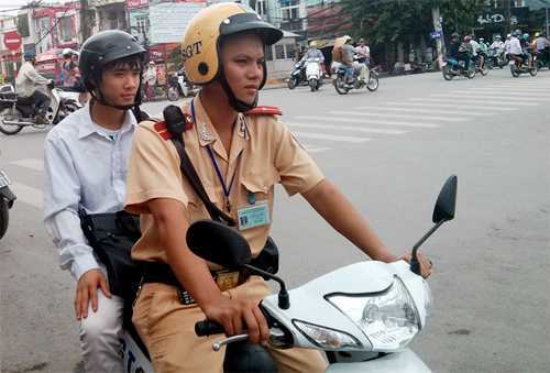 CSGT làm 'xe ôm' chở sĩ tử bị lạc đến trường thi Đại học