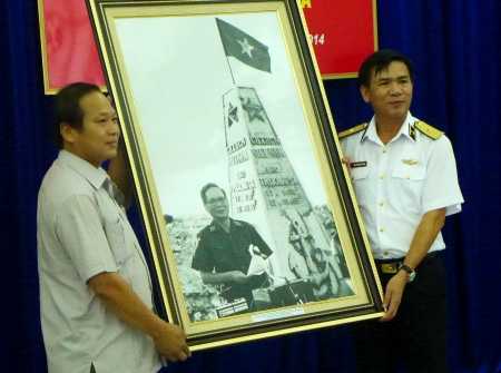 Tặng Hải quân bằng chứng chủ quyền biển đảo