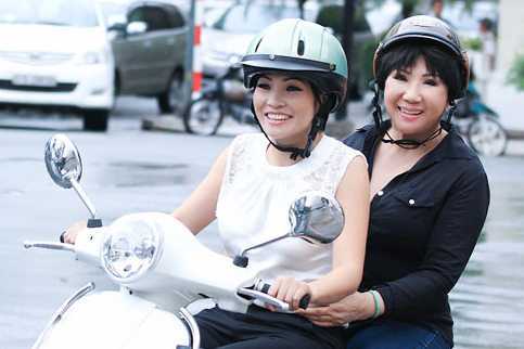 Phương Thanh hẹn hò Lệ Thu dạo phố bằng xe máy
