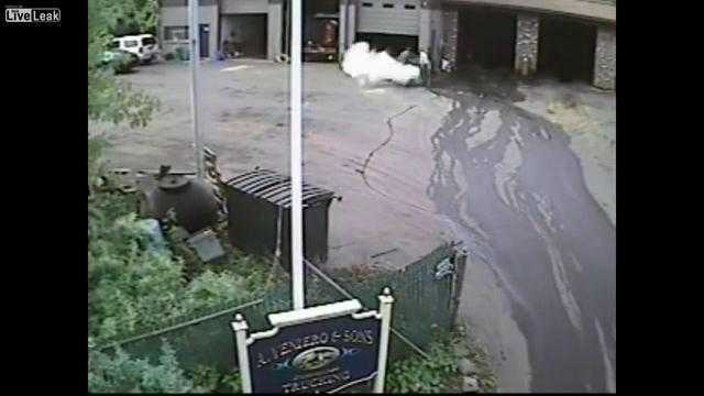 Clip: Lốp ôtô nổ thổi văng quần người đứng gần