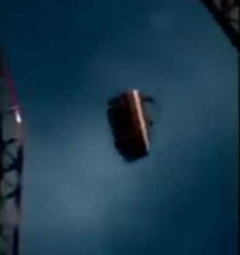 Clip: Kinh hoàng tàu lượn siêu tốc bay khỏi đường ray