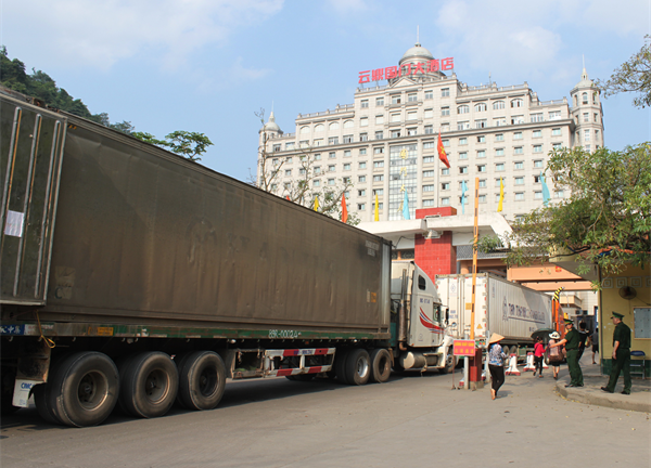 Đừng than phiền vì là 'láng giềng' Trung Quốc