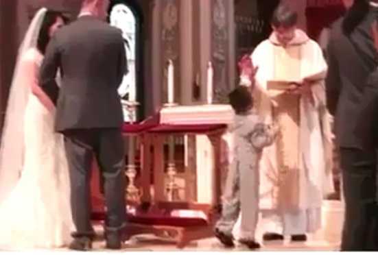 Em bé hiểu sai ý, lên đập tay cha xứ khiến hội trường cười bể bụng