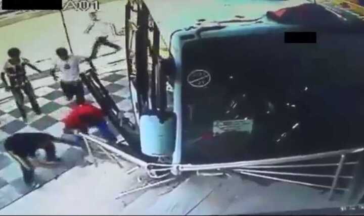 3 người tán gẫu trên vỉa hè bị xe buýt mất lái tông trực diện