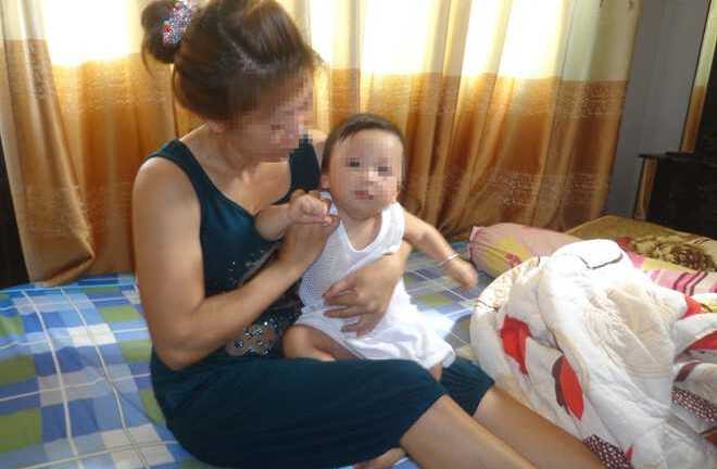 Bế bé trai đến đám cưới bắt chú rể nhận con