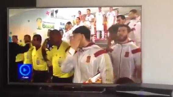 Clip: Trọng tài vuốt tóc chữa ngượng vì không được bắt tay