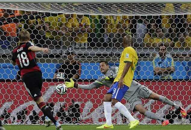 Clip: Toni Kross sút trái phá, nâng tỷ số lên 3-0