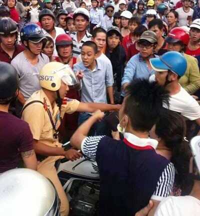 Cảnh sát giao thông bị hàng trăm người vây đòi hành hung