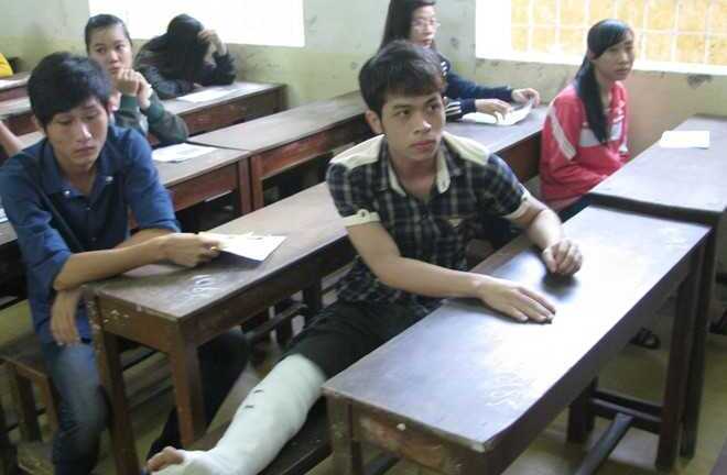 Sĩ tử bó bột từ bệnh viện đến thẳng điểm thi