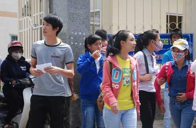 Bị bắt khi trốn ở nhà vệ sinh với 2 giấy báo thi giả