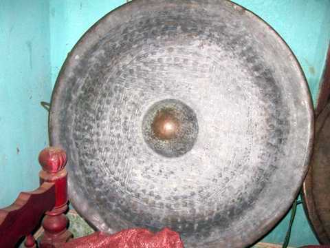 Đào bắt dúi, phát hiện 8 chiếc chiêng cổ