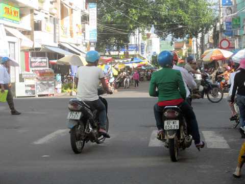 Dàn cảnh vây Công an để giải cứu người vi phạm