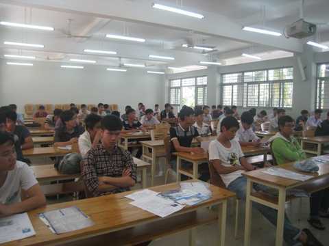 Vào nhà vệ sinh gọi điện thoại, giám thị bị đình chỉ coi thi