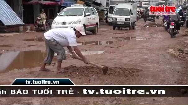 Cận cảnh đường sá như mặt trận ở TP.HCM