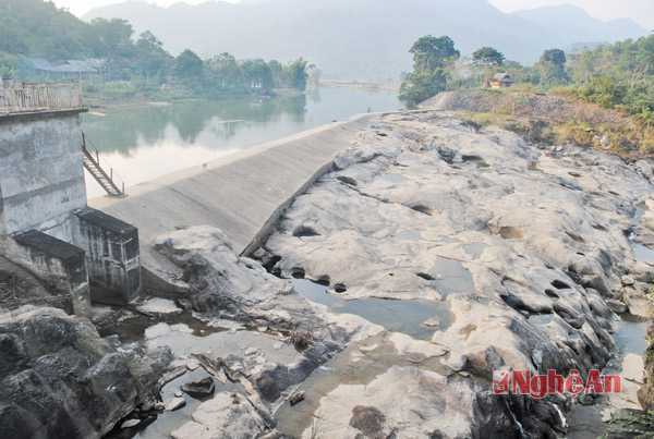 4.000 quả 'bom nước' treo lơ lửng trên đầu dân