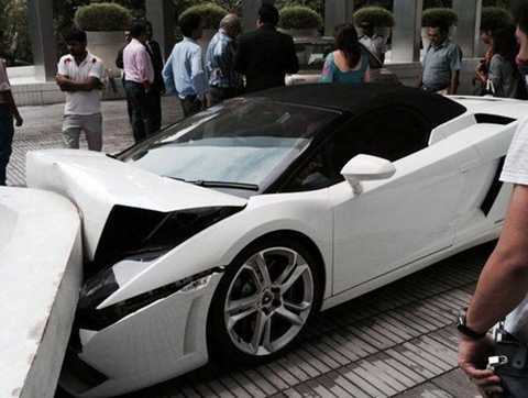 Lễ tân khách sạn đâm nát siêu xe Lamborghini