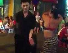 Xôn xao clip ăn mặc sexy, nhảy bốc lửa bán kẹo cao su trên phố cổ