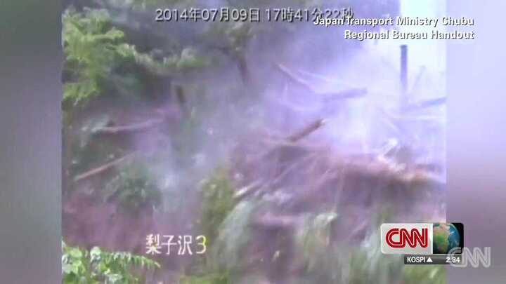 Rùng mình cảnh tượng lở đất kinh hoàng ở Nhật Bản