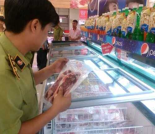 Tạm giữ nhiều hàng hóa tại Lotte Mart Đống Đa - Hà Nội