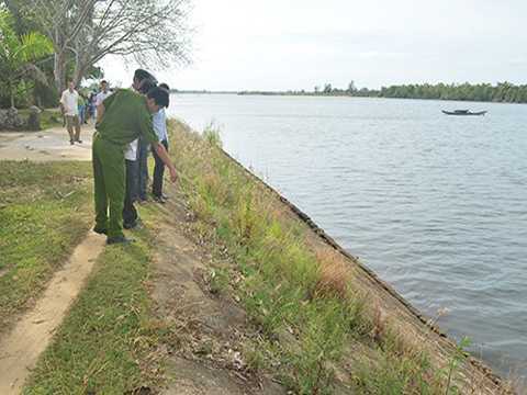 Lao xe đạp xuống sông, ba bé gái chết thảm