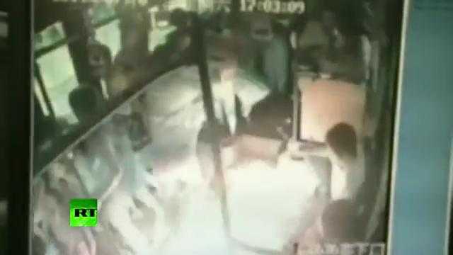 Clip: Châm lửa đốt xe bus chật ních người ở Trung Quốc