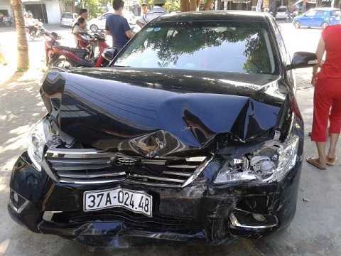 2 ôtô Camry biến dạng sau cú tông ngang