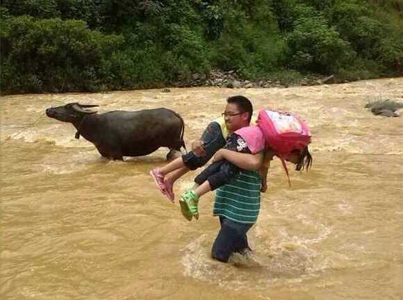 Thầy giáo vác học sinh vượt thác lũ đến trường