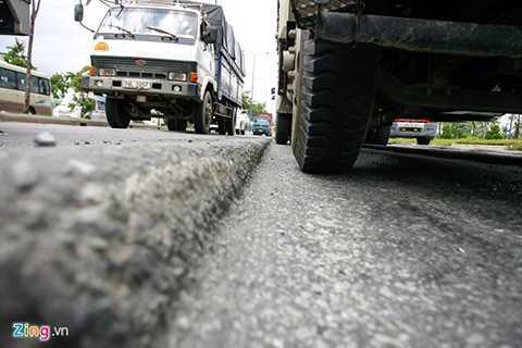 Đường nghìn tỷ ở Sài Gòn lún sâu gần 30cm