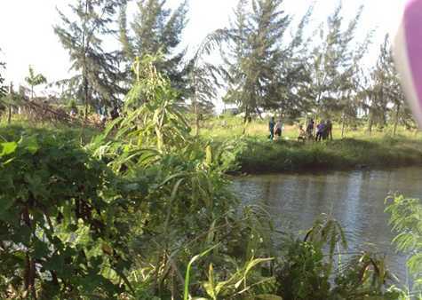 Đôi nam nữ chết dưới kênh nước