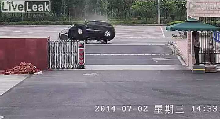 Náo loạn đồn cảnh sát vì vụ lật xe 7 chỗ