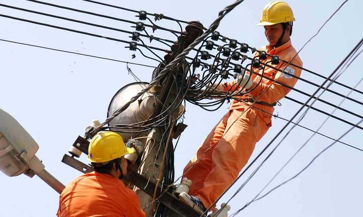 Nghịch cảnh điện trong nước ế, EVN vẫn phải mua điện Trung Quốc