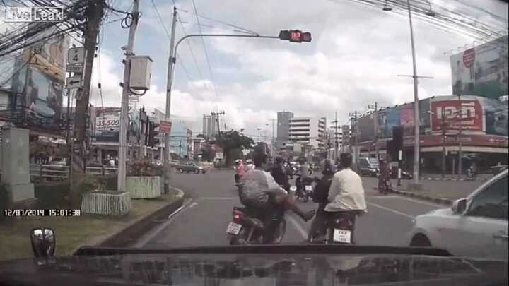 Clip: Màn rượt đuổi bắt cướp kịch tính giữa giao lộ