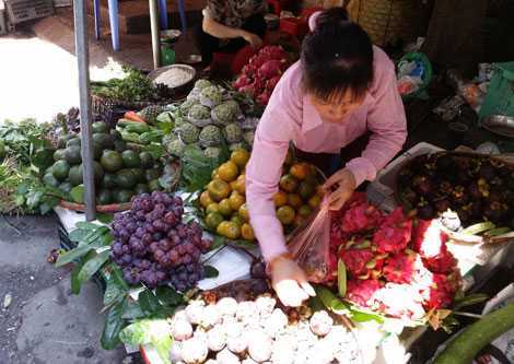 Ai 'tiếp tay' cho hoa quả độc Trung Quốc thoải mái tuồn vào Việt Nam?